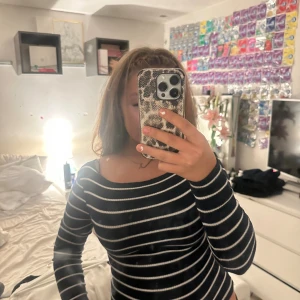 Randig långärmad tröja Stradivarius XS - Säljer en svart långärmad tröja från Stradivarius i storlek XS. Tröjan har vita horisontella ränder och en tight passform med rundad halsringning. Perfekt för dig som gillar en enkel men snygg look. Köpte denna i Spanien för 200kr