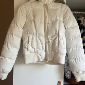 Y2k fur jacks pälshuva  - Jättefin vinterjacka med pälshuva helt som ny och använd en gång med en liten fläck på ärmen som ej märks av! Skriv vid minsta fråga 💗