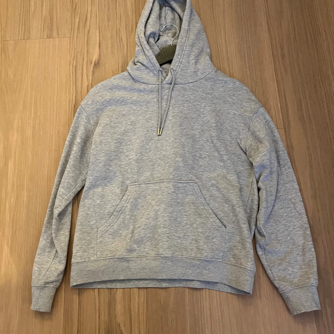 Grå H&M hoodie med huva och magficka - 1