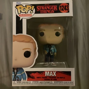 Max (Stranger Things) Pop! Television #1243 - Cool Funko Pop! vinylfigur av Max från Stranger Things. Perfekt för fans av serien som vill ha en unik samlarpryl till hyllan eller skrivbordet.