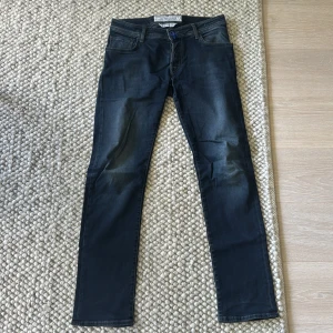 Mörkblå jeans från Jacob Cohën - Snygga mörkblå jeans från Jacob Cohën, modell Style 622. Klassisk femficksdesign, raka ben och diskreta slitningar framtill. Jeansen har blå knappdetaljer och tydlig logotyp på bakfickan. Tillverkade i mjukt denimtyg för en bekväm känsla. 