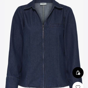 Mörkblå jeansjacka från JDY - Snygg mörkblå jeansjacka från JDY, aldrig använd med prislapp kvar. Tajt passform, nypris 629 💕