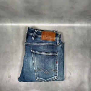 Replay Anbass - - Replay Anbass — Storlek 31/32 — 9/10 — Bra skick utan skavanker — Inkluderat - Jeans — Retail 2000kr — Modellen är - 180cm, 65kg -