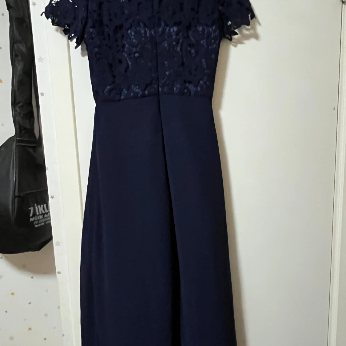 Marinblå långklänning med spets - 1