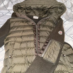 Moncler Cardigan - MNCLR Cardigan storlek M,(Äkta) inte använt länge kanske ett par gånger men inte mer än så asså väldigt nyskick därför lite högre pris. Har inte kvar något tagg eller något tillbehör till jackan priset kan diskuteras!