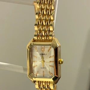 Helt ny guldig fyrkantig klocka  - Helt oanvänd, skitsnygg!!