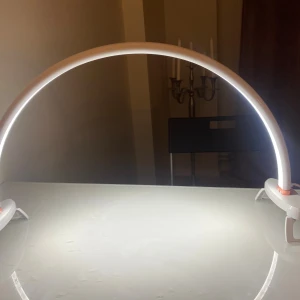 LED halvmåne light - Modern LED halvmåne light med olika ljus stryrkan och färgerna skills, skicken är i  gott skick utan synligt slitage eller defekter. Enkel att använda och passar om man gör naglar.