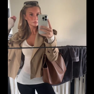 Kort kappa - Nytt skick använt 2 gånger: köparen står för frakten