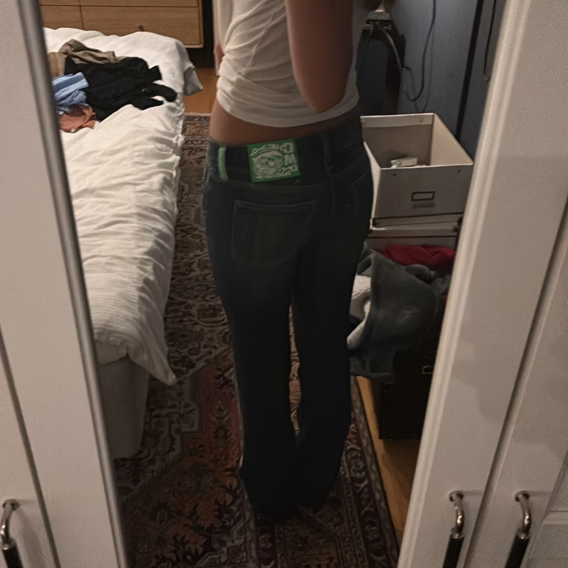 Mörkblå bootcut jeans med grönt märke - 3