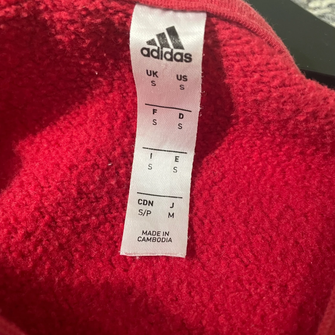Röd Adidas sweatshirt med vita detaljer - 2