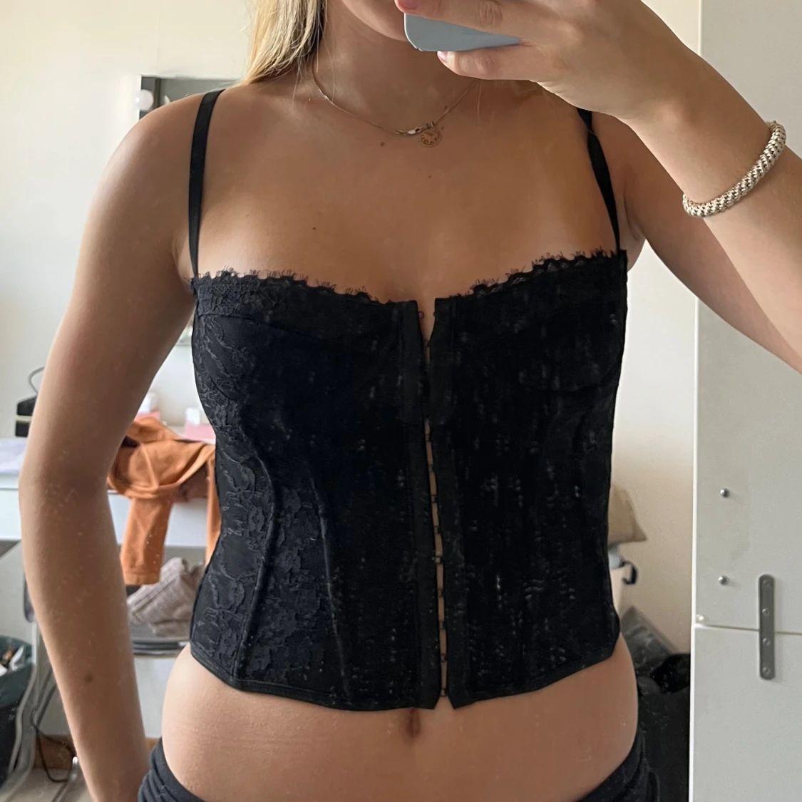 Svart spetskorsett