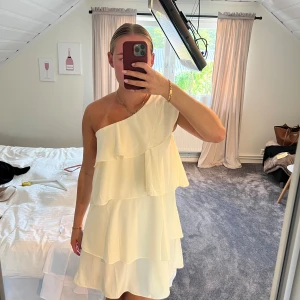 Gul volangklänning  - Supersnygg och populär volangklänning från Gina Tricot Young. Storlek 170 som passar mig med S! Helt ny med prislapp kvar Säljer likadan i vit!!