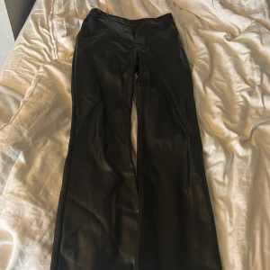 Svarta bootcut skinbyxor - Ett par svarta snygga skinbyxor i modellen bootcut från madlady 