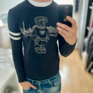 Ralph Lauren Paris Bear tröja - Mycket fint skick, inga hål eller fläckar men lite urtvättad. Storlek XS passar dig som är mellan 165-175. Nypris ca 3500kr. Modellen är 185 cm, 79 kg och bär storlek S. Passar bra nu till höst/vinter. Skriv för mer information!🤝