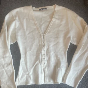 Gina tröja - Superfin och trendig tröja från Gina tricot, använd 3 gg, lite skrynklig då den legat i min låda men går bara att stryka