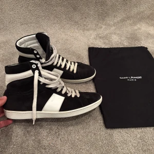 Saint Laurent skor  - Hej! Säljer nu dessa väldigt snygga och sällsynta saint Laurent ”02 höga” skor! Dessa skor är väldigt sällsynta då dem inte går att få tag på i butik längre! Storlek 43, skick 9/10! Ny pris= 8000 kr, säljs för= 2599 kr! OG tillkommer vid köp! 