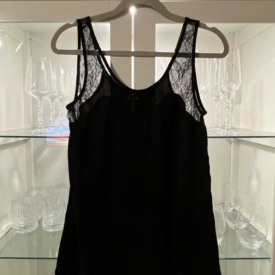 Svart linnetopp med spets från Vila