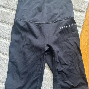 Mercy träningsshorts från Relode - Säljer ett par svarta, högmidjade träningsshorts från Relode. I storlek xs🌸 