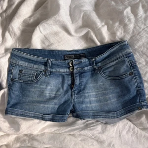Low waist jeansshorts  - Jätte snygga low waist jeansshorts från ONLY. Säljer då dom är för små. 