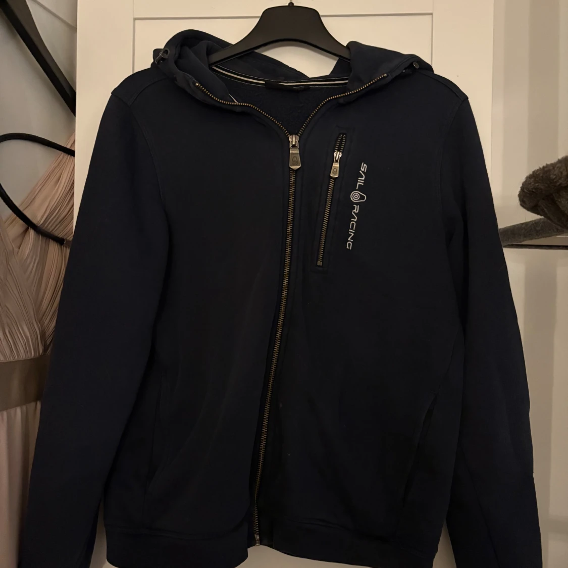 Mörkblå hoodie från Sail Racing
