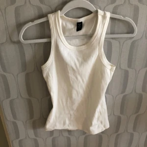 Vit ribbad linne  - Säljer en vit ribbad linne . linnet har tajt passform. Den är S men passa S-L den är mycket stretch i. 