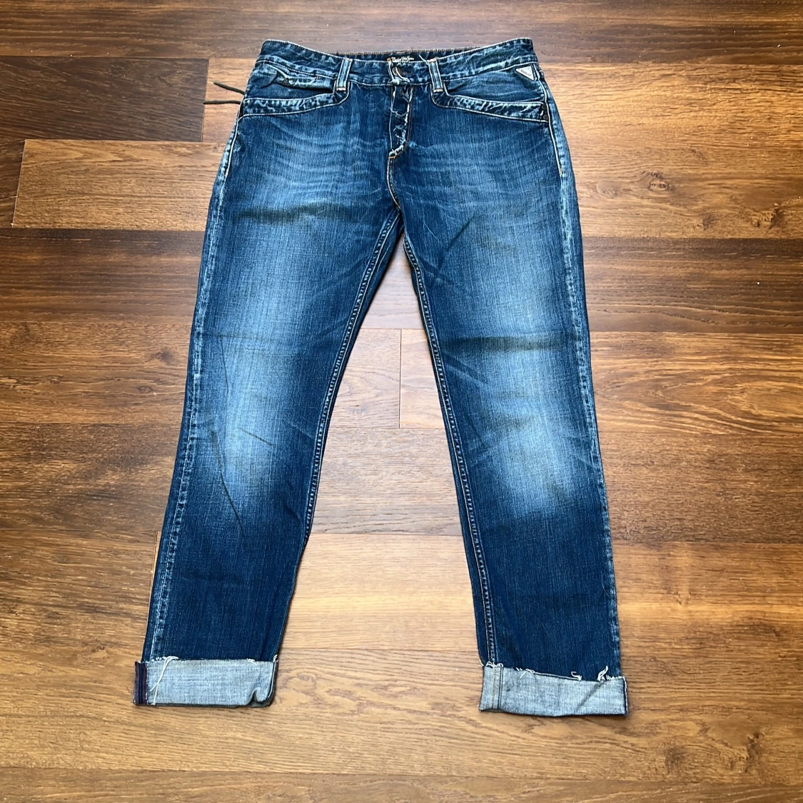 Blå Replay jeans med broderad patch