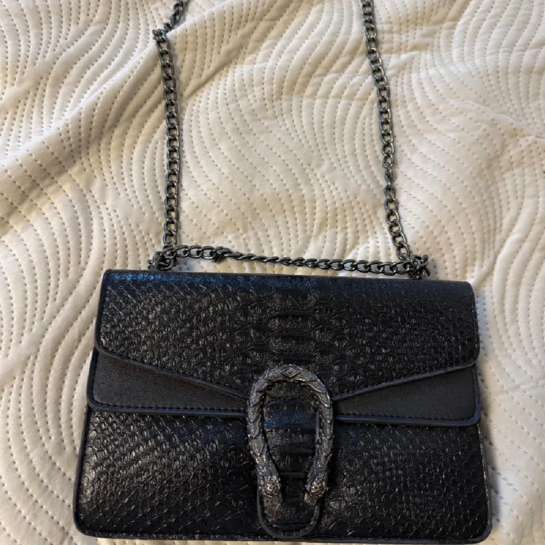 Svart axelväska med kedja och ormdetalj - 2