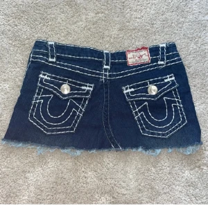 True Religion jeanskjol - Mörkblå jeanskjol från True Religion🤩🤩 lite liten i storlek så skulle säga mer w26/27. 