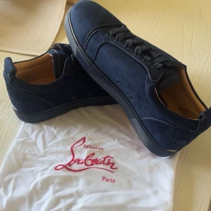 Louboutins mörkblå - Säljer min mörkblåa louboutins som jag har använt några fåtal gånger(4-5 gånger) säljer pågrund av att dem inte passar mig, pris kan diskuteras 