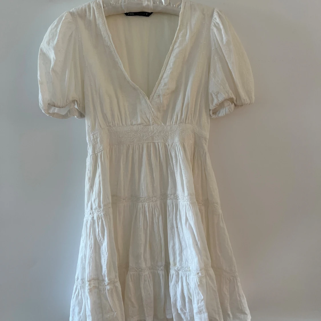 Vit kortklänning med puffärm från Zara