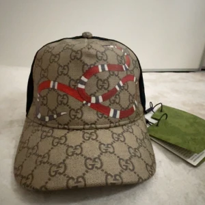 Beige Gucci keps med orm design  - Fin helt ny Gucci keps med en orm design, pris kan diskuteras vid snabb affär 