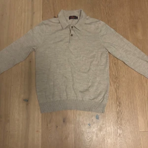 Beige Morris tröja - Säljer en beige Morris tröja i storlek M (kan även passa S). Tröjan är i mycket bra skick och 100% merinoull