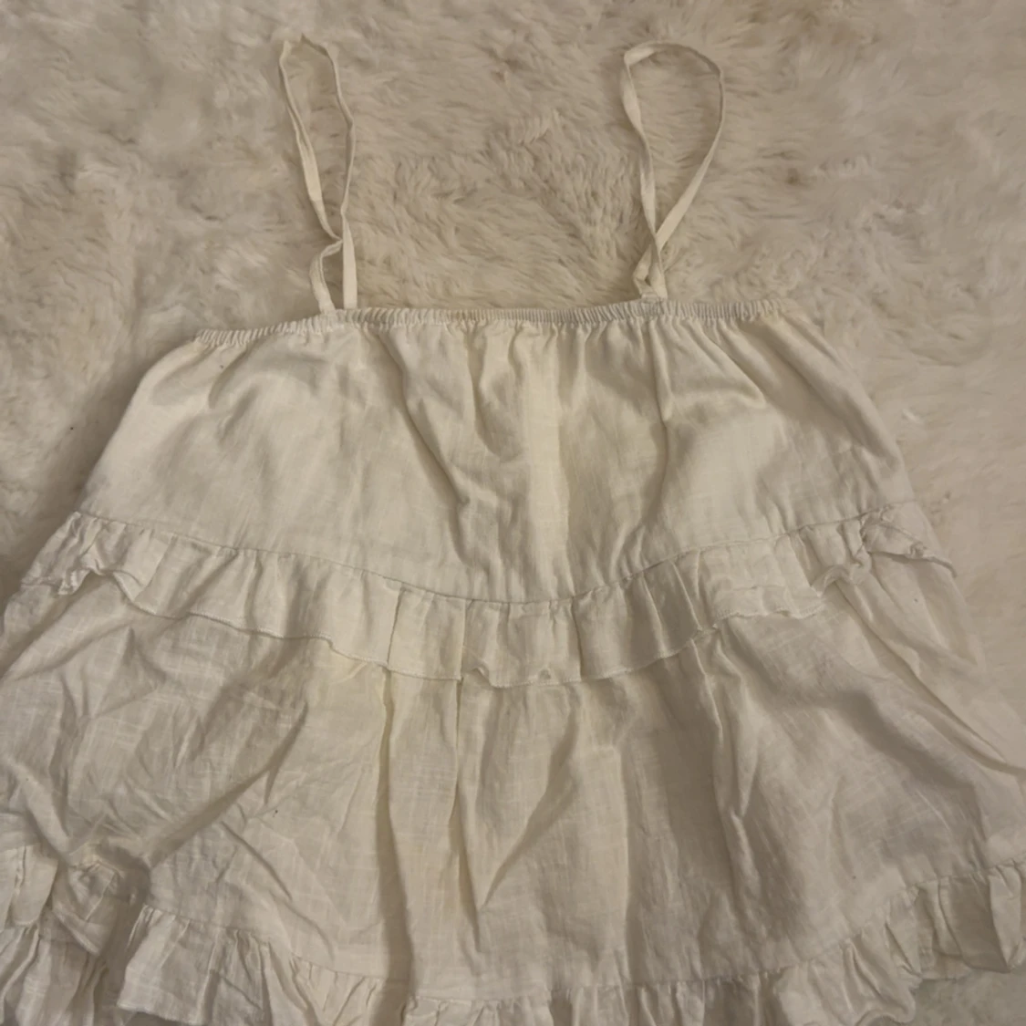 Vit volangig linnetopp med smala axelband