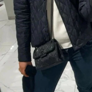 Svart axelväska från Kurt Geiger - Snygg svart väska men svarta pärlor från Kurt Geiger!😍lite slitige, men ändas på knappen (sista bilden) annars så fin!🥰🩷