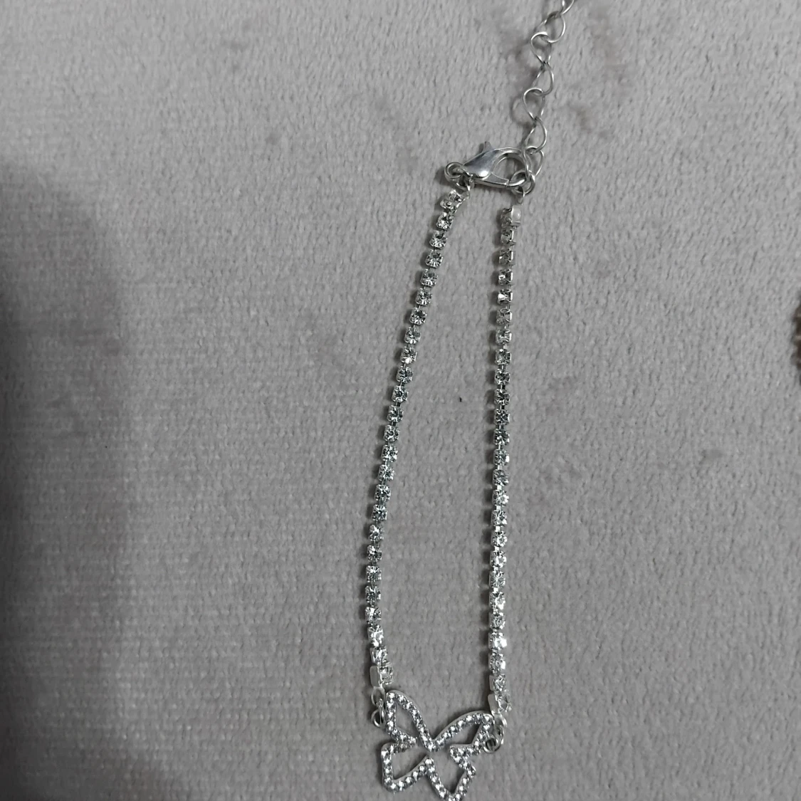 Glittrigt armband med fjäril