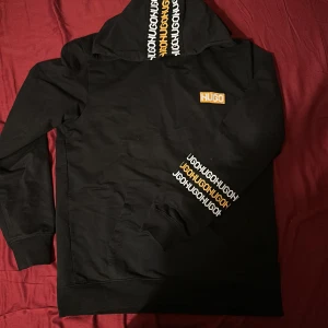 Sällsynt hoodie från Hugo Boss - Riktigt fet Hugo Boss hoodie. Denna modellen går inte längre att köpa och är väldigt sällsynt. Riktigt fet. Hade själv haft den om den hade passat mig.      Bra skick och 100% äkta. Hör av er för frågor.