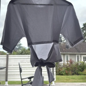 Vit  topp med knyt i ryggen - Säljer en vit  topp med korta ärmar och snygg knytning i ryggen. Toppen har en enkel och stilren design med rund halsringning och är tillverkad i mjukt bomullsmaterial. Perfekt för dig som gillar trendiga och bekväma plagg.