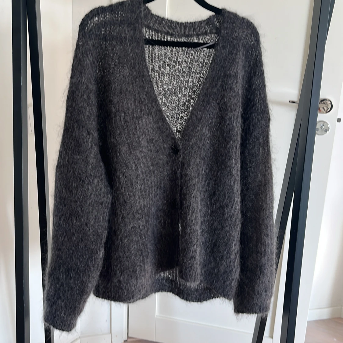 Mörkgrå fluffig kofta med knappar - 1