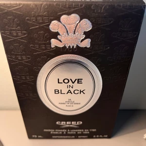Creed Love In Black EdP 75ml - Lyxig parfym från Creed, Love In Black, 75 ml. Tillverkad i Frankrike. Denna fick jag i present av mina föräldrar för några månader sedan har tyvär inget kvitto (därför är priset sängt mycket) men allt originellt medföljer. Priset är diskuterbart !