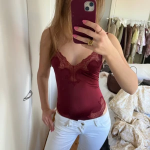 vinröd body - skitsnygg body❤️