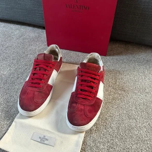 Röda flycrews - Säljer dessa flycrews storlek 42. Helt ok skick och har mycket kvar att använda. Box, samt 2 dustbags och även snören tillkommer. 10 nitar kvar.