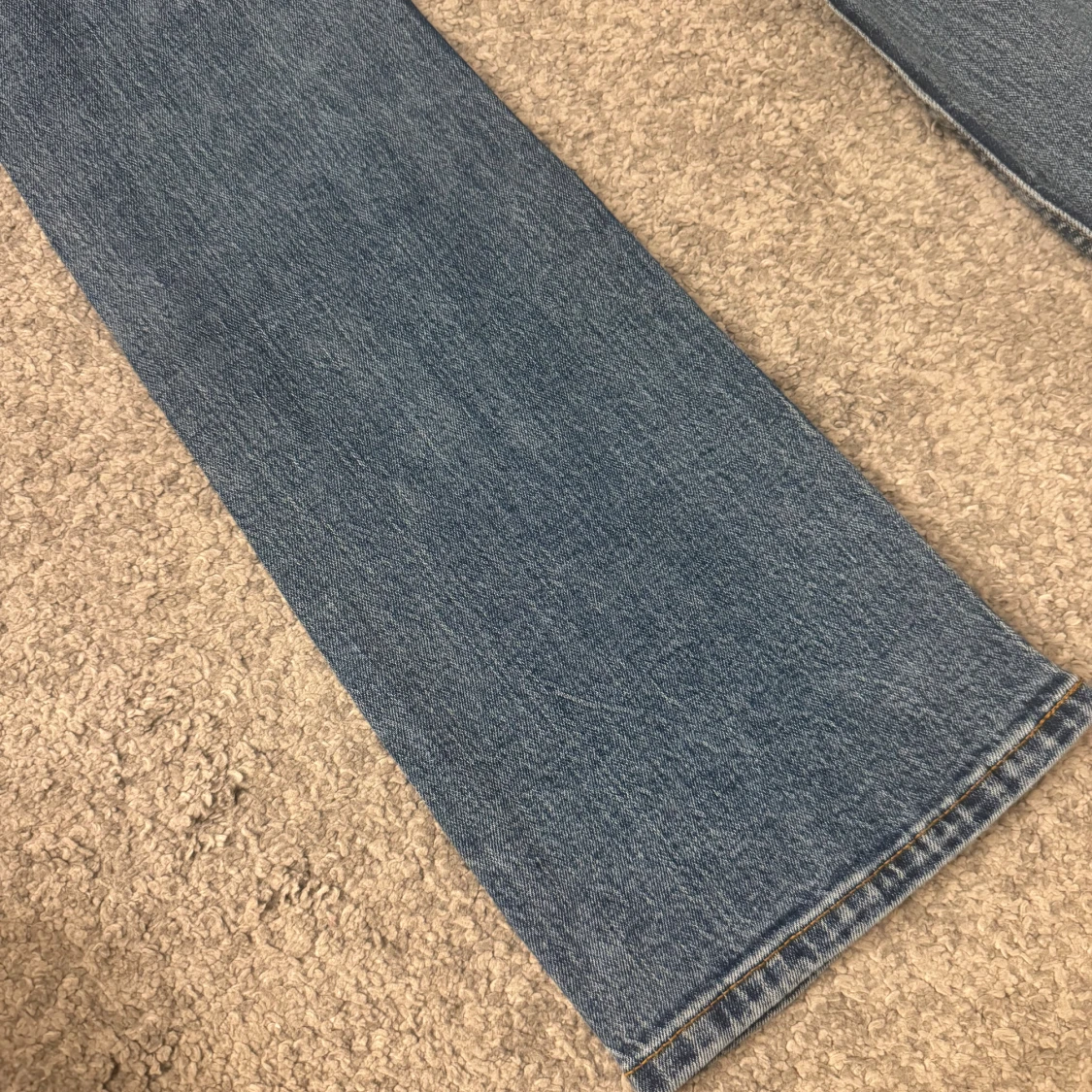 blåa lågmidjade utsvängda jeans (bikbok)  - 2