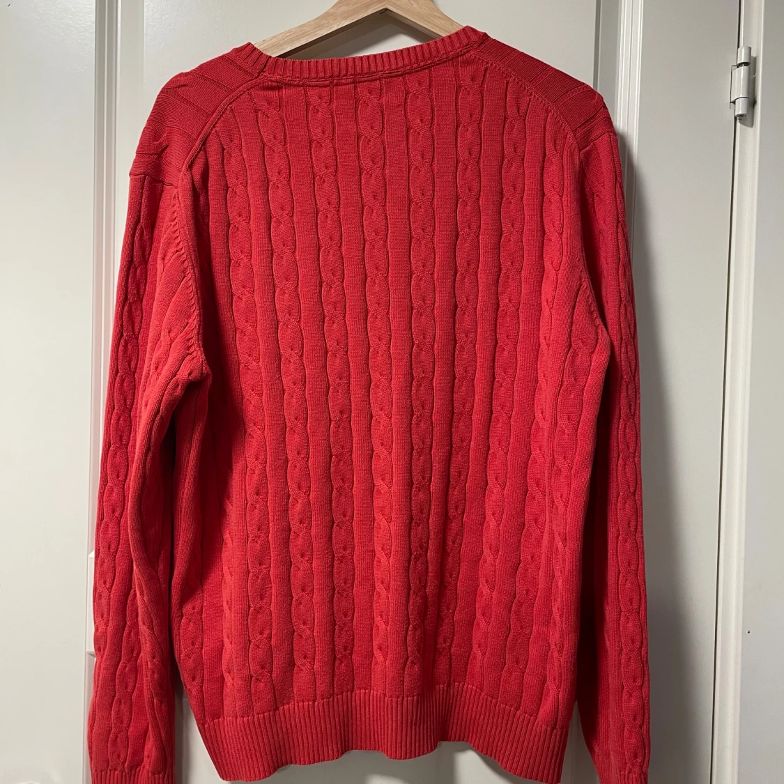 En snygg Röd kabelstickad tröja från GANT - 1