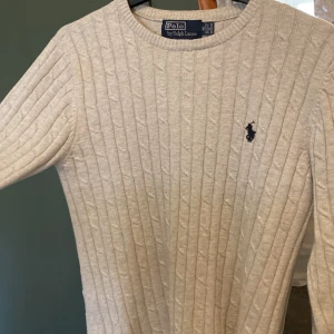 Polo Ralph lauren tröja - Långärmad stickad polo tröja. Skick 9/10 och storlek S men passar mer XS. Har ett lite hål i armhålan.