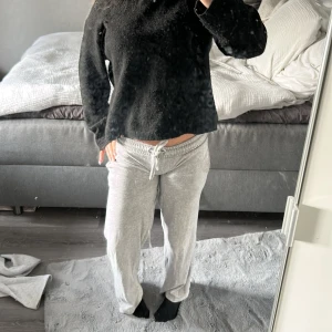 Grå mjukisbyxor med snörning från Cubus - Grå mjukisbyxor med bred resår i midjan och snörning framtill. Byxorna har raka ben och är tillverkade i ett mjukt, bekvämt material väldigt lågmidjade dem är omsydda och är lite spruckna vid inne låret men det går att fixas💗