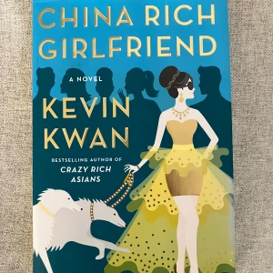 China Rich Girlfriend - Kevin Kwan - En färgstark och lyxig roman av Kevin Kwan, författaren bakom Crazy Rich Asians. Perfekt för dig som gillar glamour, drama och humor i en modern miljö. Boken bjuder på extravaganta miljöer och spännande karaktärer i Asiens jetset-värld.