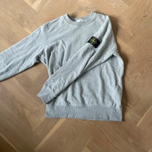 Grå stone island sweatshirt - Snygg stone island sweatshirt utan några fel, sällan använd, och ser ut som ny. Skick 9/10. Storlek S. Hör gärna av er vid fler frågor eller intresse!😀