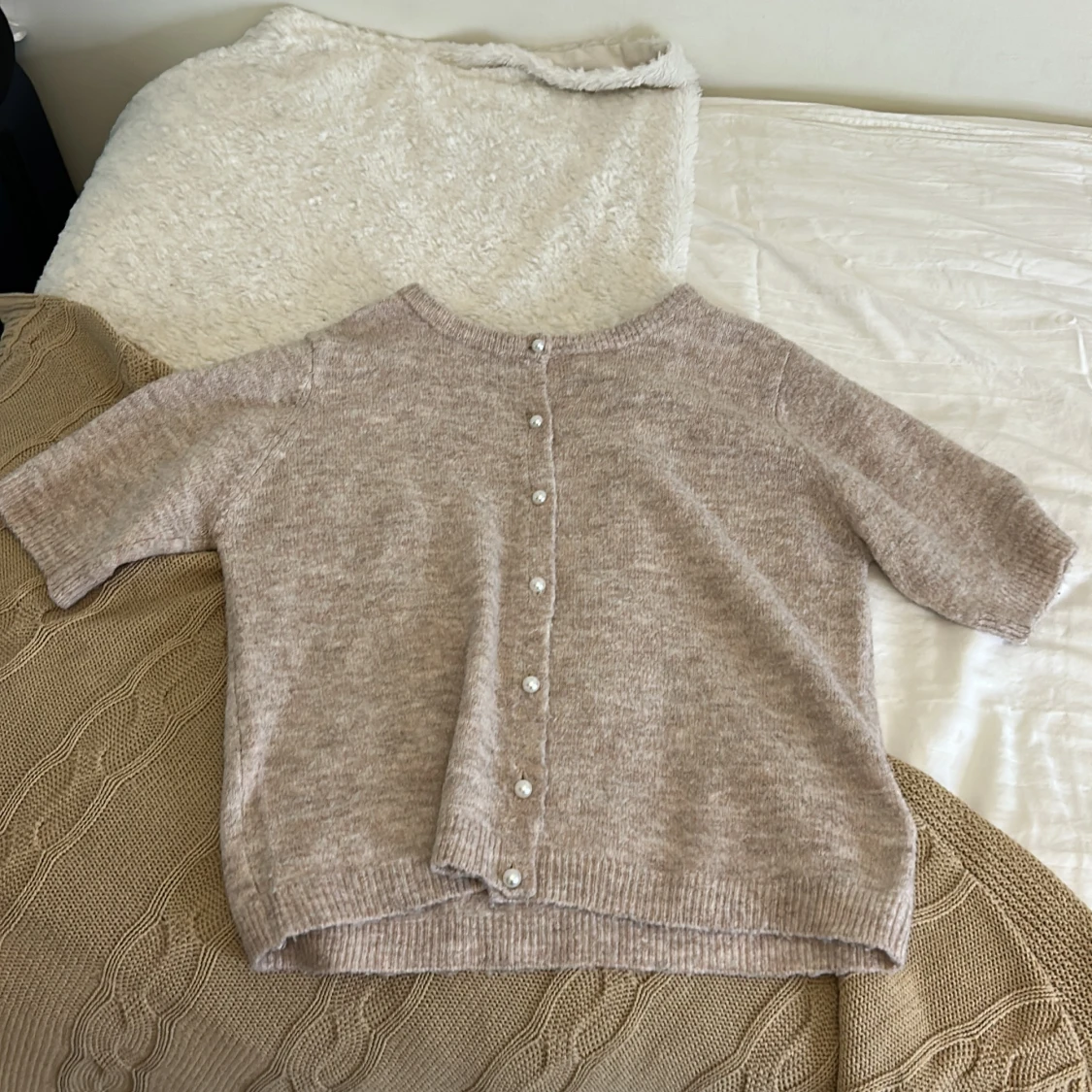 Beige kofta med pärlknappar från 157