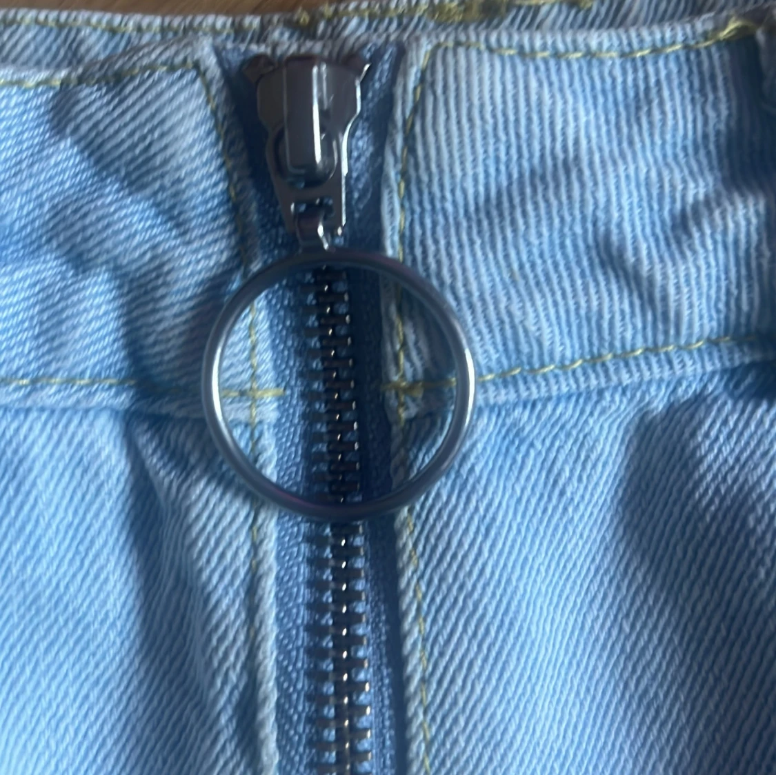 Ljusblå jeanskjol med dragkedja XS - 2