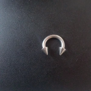 Septum 8g piercing - 8gauge piercing smycke, horseshoe piercing smycke, piercings, näsring, näs smycke, strechad piercing, oanvänd, rostfritt kirurigiskt stål, silver piercing
